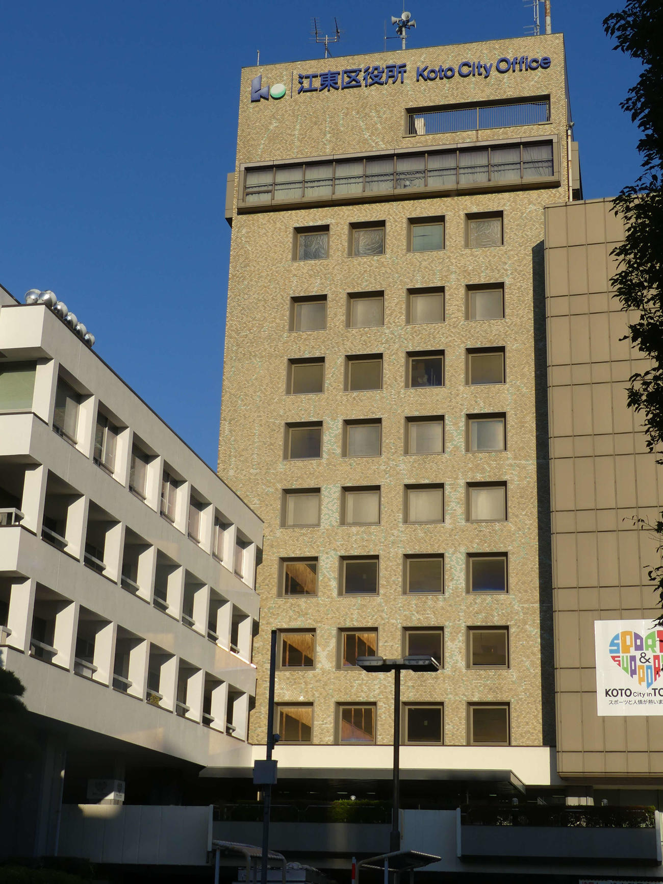 江東区役所の外観