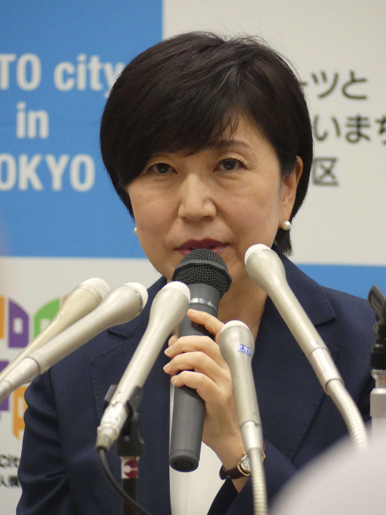 記者会見で辞任表明する東京都江東区の木村弥生区長（撮影・中山知子）
