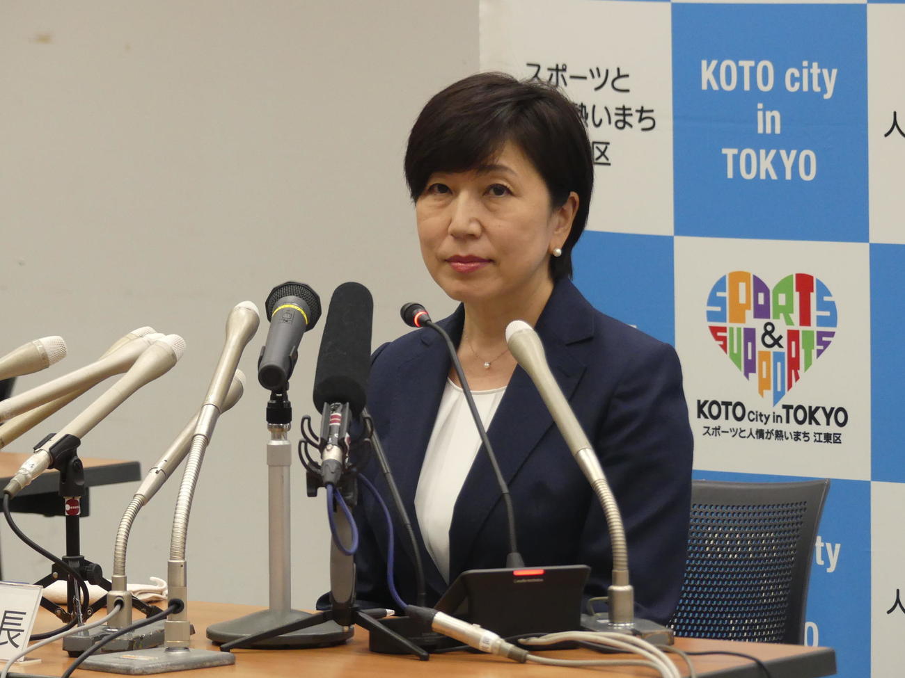 記者会見に臨む東京都江東区の木村弥生区長（撮影・中山知子）