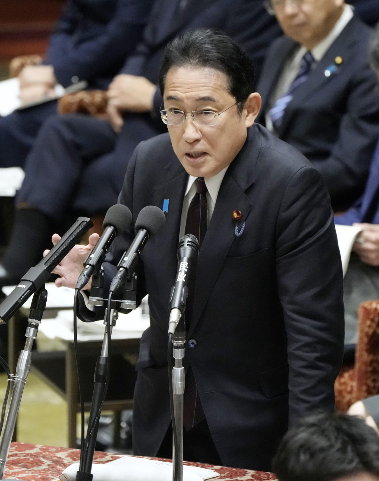 衆院予算委で答弁する岸田首相（共同）
