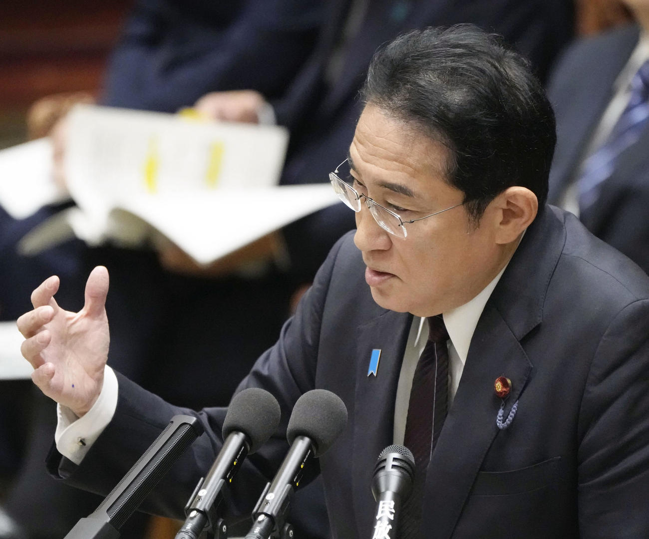 衆院予算委で答弁する岸田首相（共同）