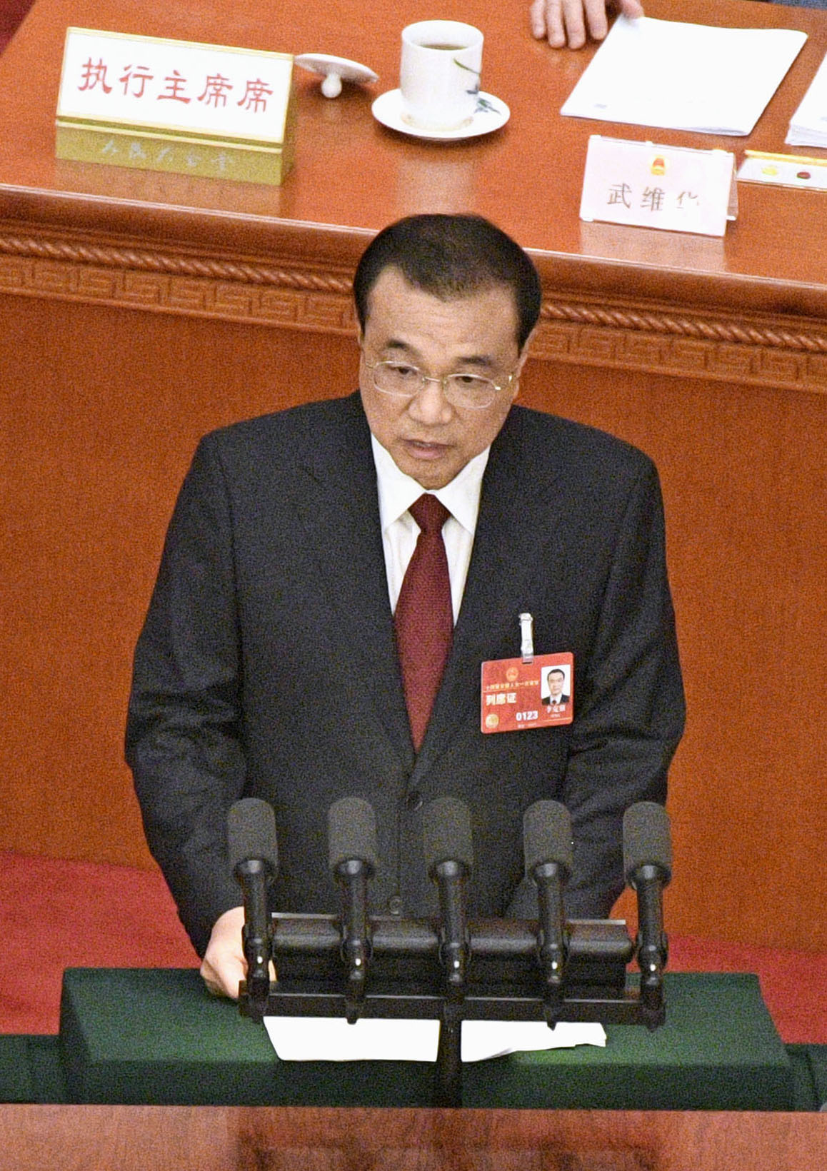 中国全人代で政府活動報告をする李克強首相（当時）＝3月、北京の人民大会堂（共同）
