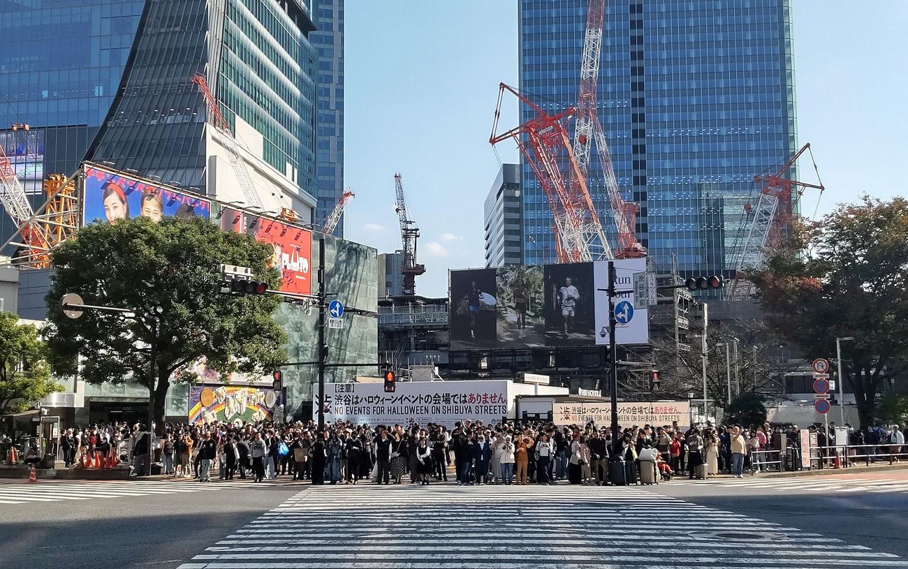 ハロウィーン期間に入り、渋谷駅前のハチ公像は幕で囲われて見られなくなり、周辺には「渋谷はハロウィーンイベントの会場ではありません」などの巨大掲示も多数設置されている