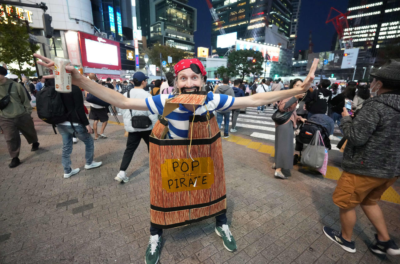 まさに黒髭危機一髪！　渋谷のスクランブル交差点でビール片手にハロウィーンを満喫する外国人だったが…あっという間に警官に囲まれ、連行されてしまった