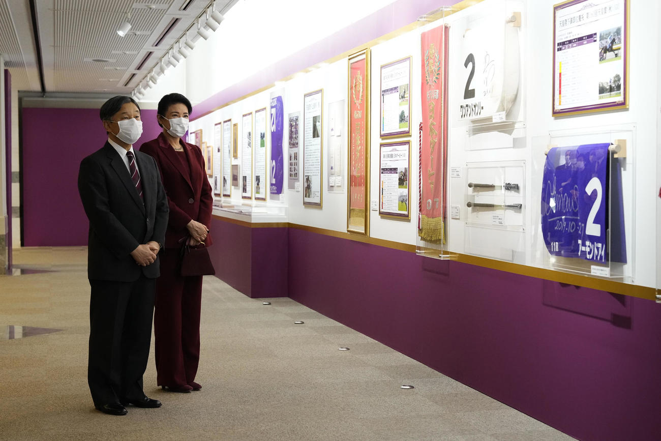 競馬法100周年記念特別展「伝統の天皇賞～日本競馬のあゆみとともに～」を見学される天皇、皇后両陛下（代表撮影）