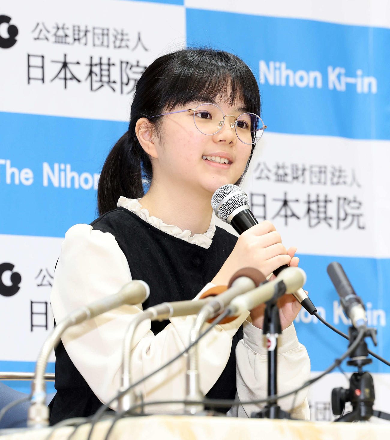韓国棋院移籍会見に臨む仲邑菫女流棋聖（撮影・鈴木正人）