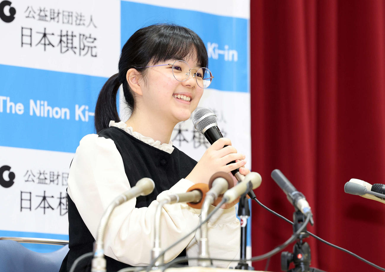 韓国棋院移籍会見に臨む仲邑菫女流棋聖（撮影・鈴木正人）