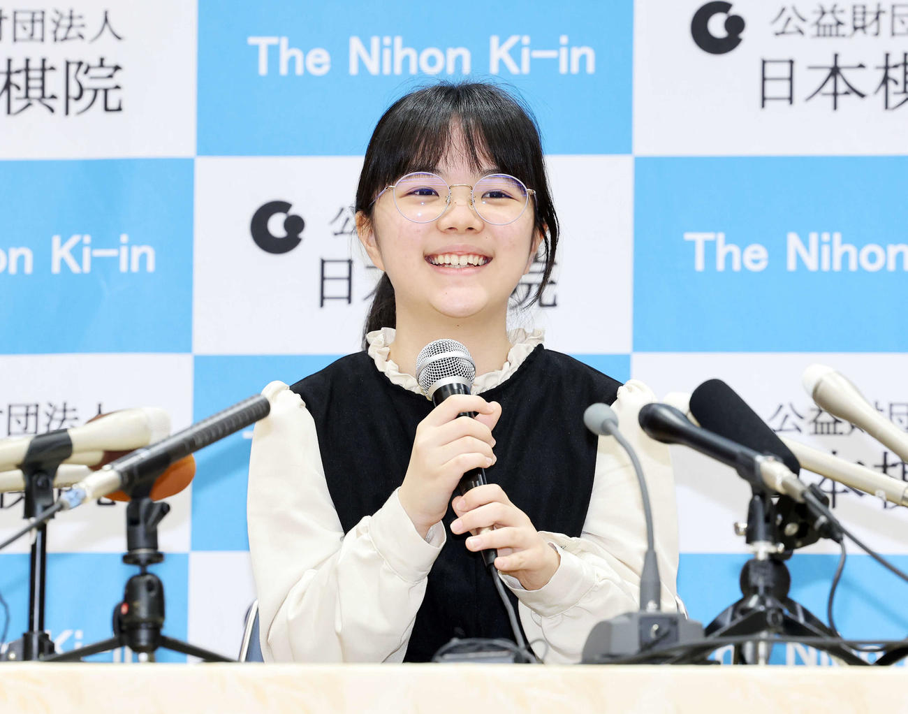 韓国棋院移籍会見に臨む仲邑菫女流棋聖（撮影・鈴木正人）