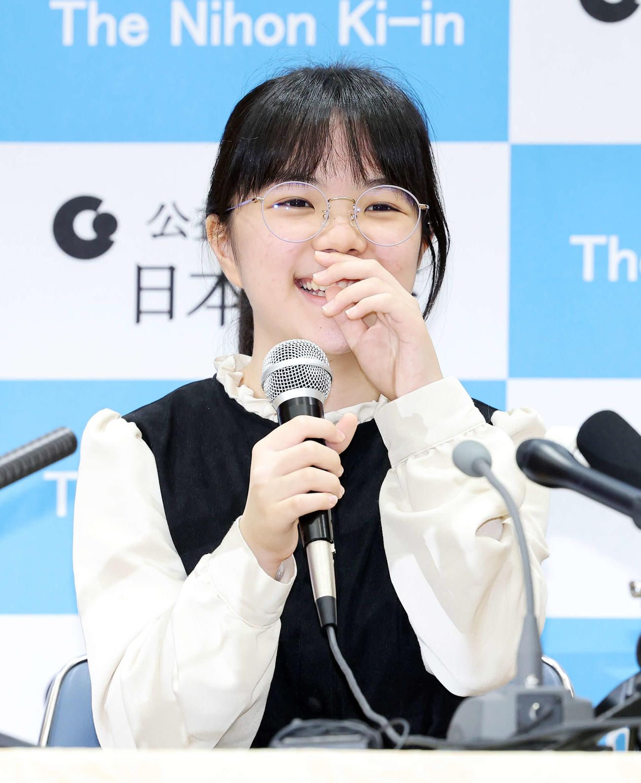 韓国棋院移籍会見に臨む仲邑菫女流棋聖（撮影・鈴木正人）