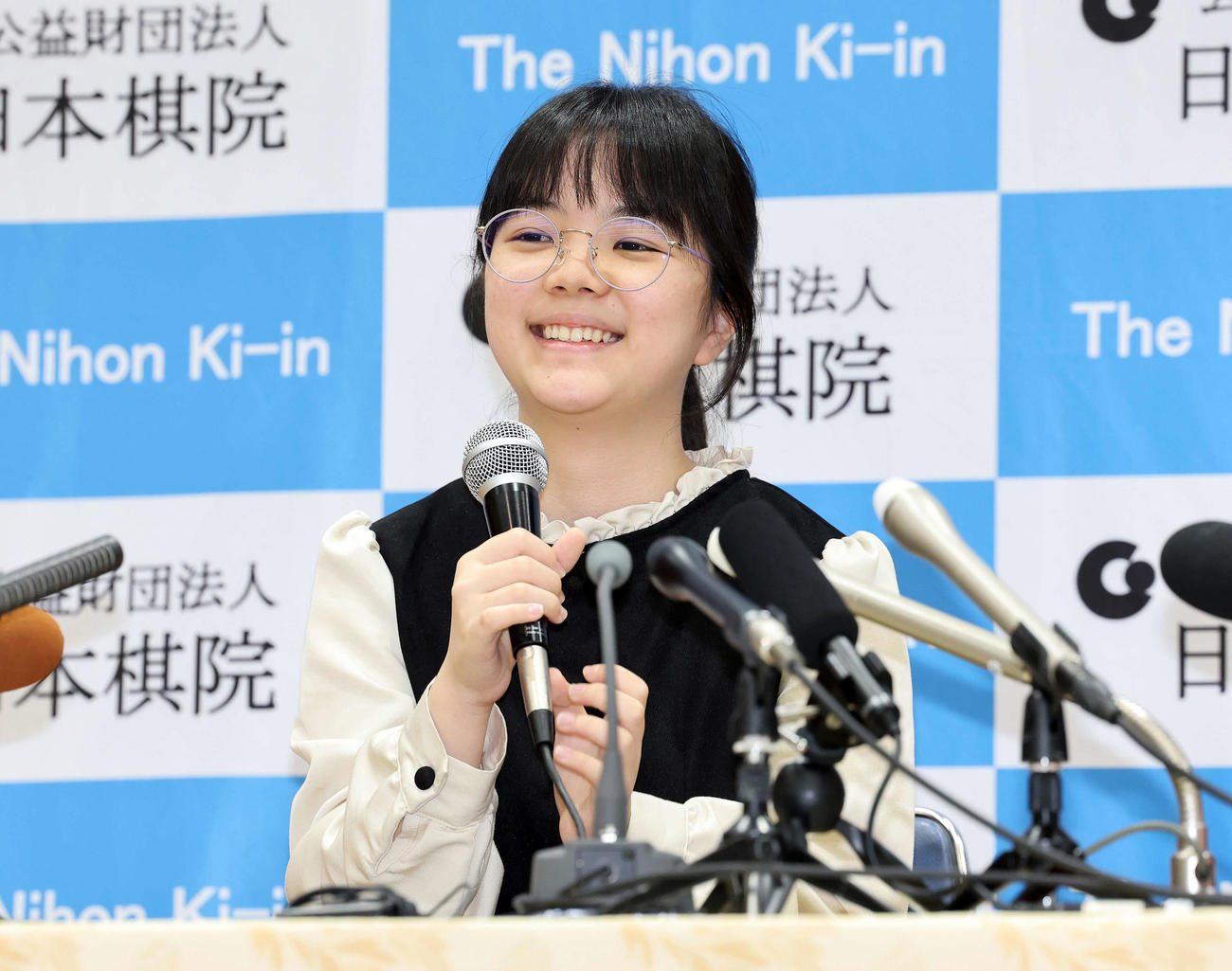 韓国棋院移籍会見に臨む仲邑菫女流棋聖（撮影・鈴木正人）