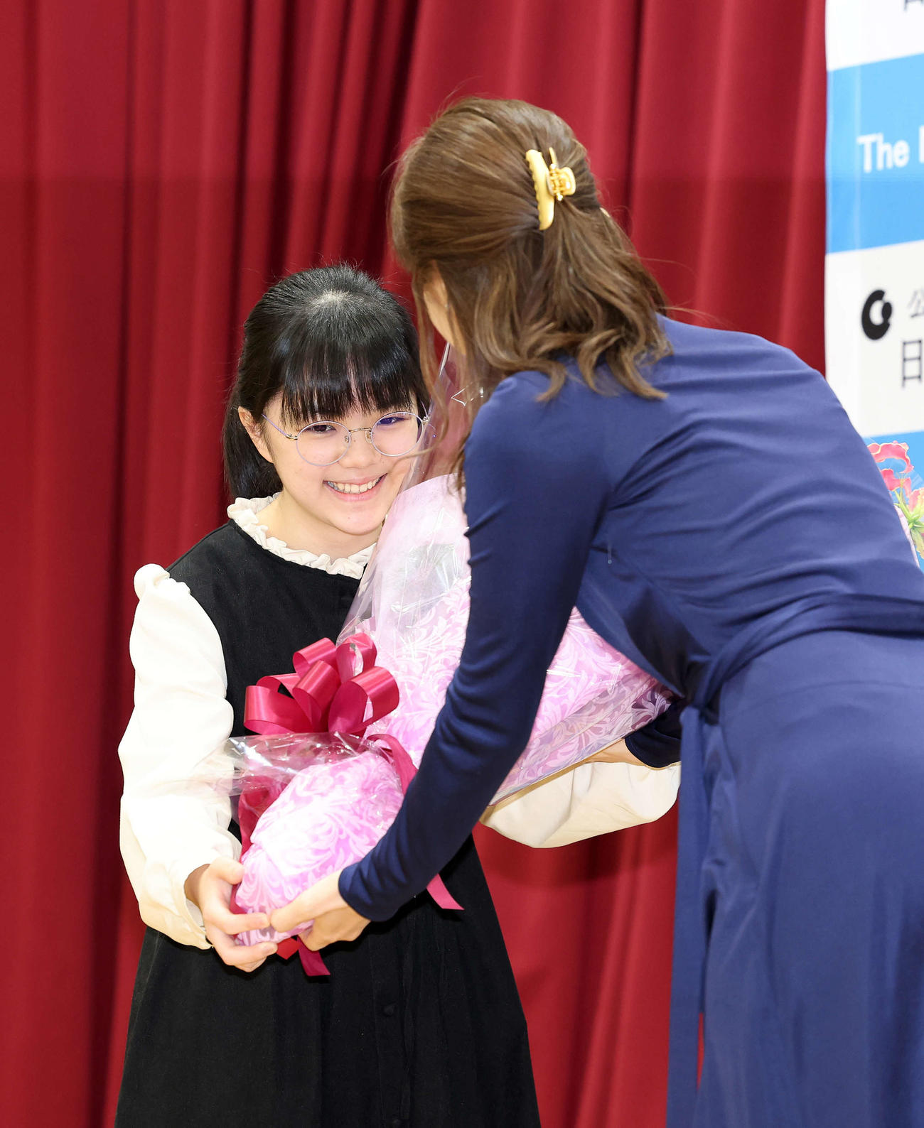 花束を受け取る仲邑女流棋聖（撮影・鈴木正人）