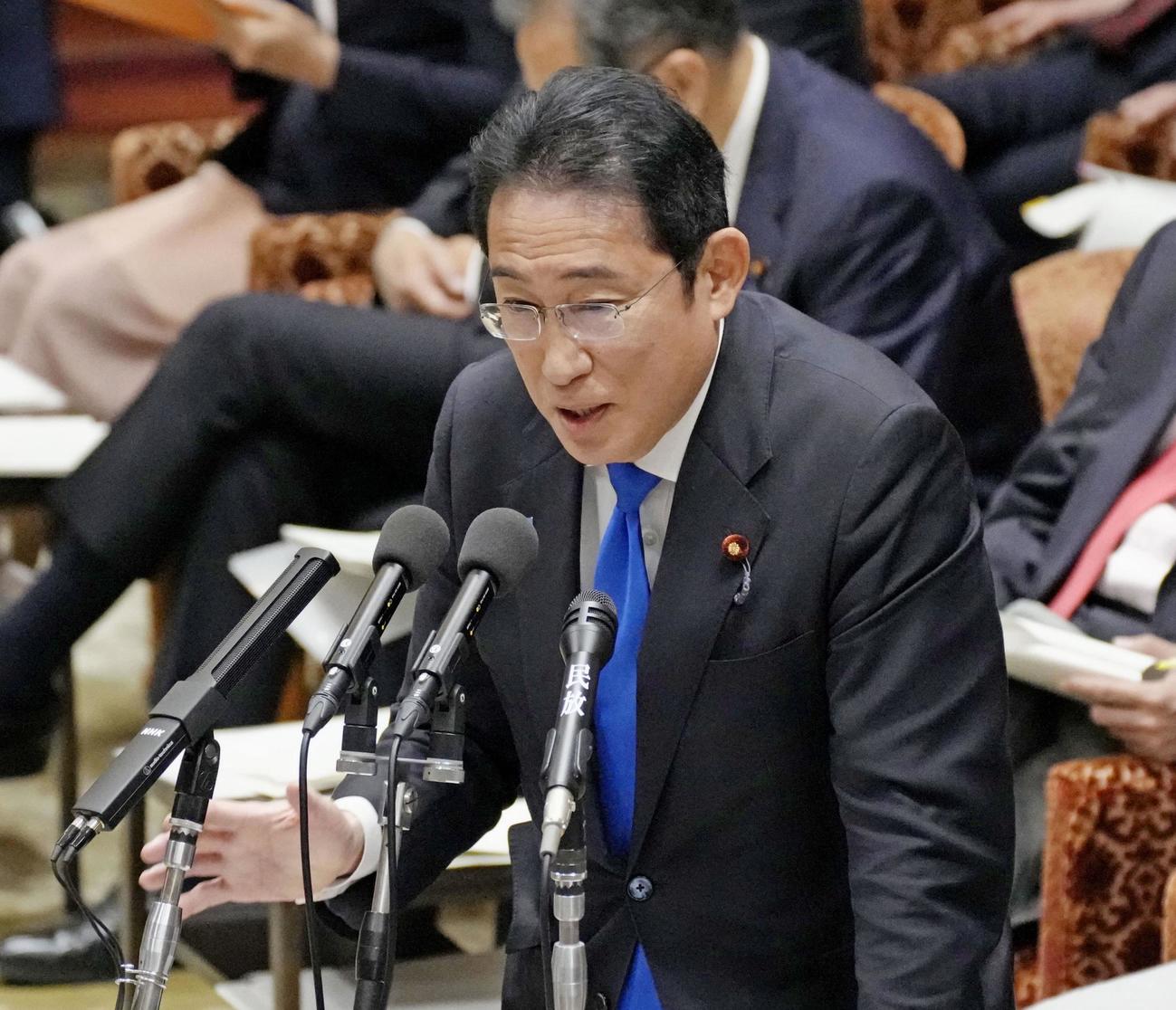 衆院予算委で答弁する岸田首相（共同）