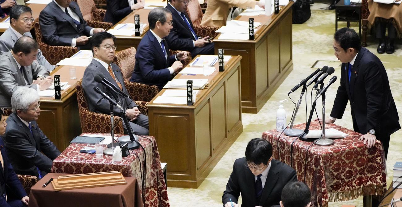 衆院予算委で、立憲民主党の逢坂誠二氏（左手前）の質問に答弁する岸田首相（右）（共同）