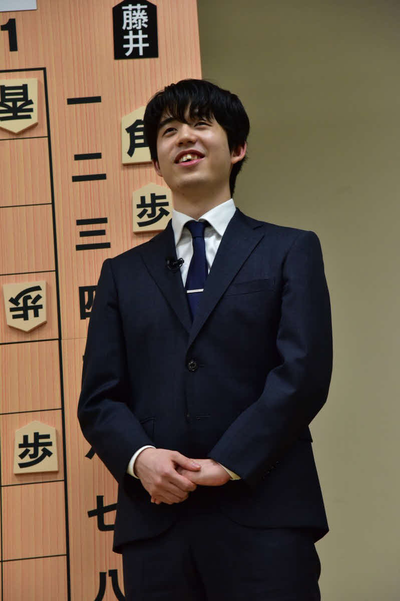 トークイベント「史上初八冠達成、将棋・藤井聡太新王座が自戦解説」で素顔を披露した藤井聡太王座（日本将棋連盟提供）