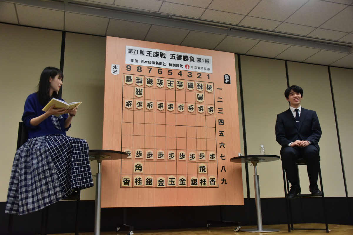 山口恵梨子女流二段（左）とのトークショーで素顔を披露した藤井聡太王座（右、日本将棋連盟提供）