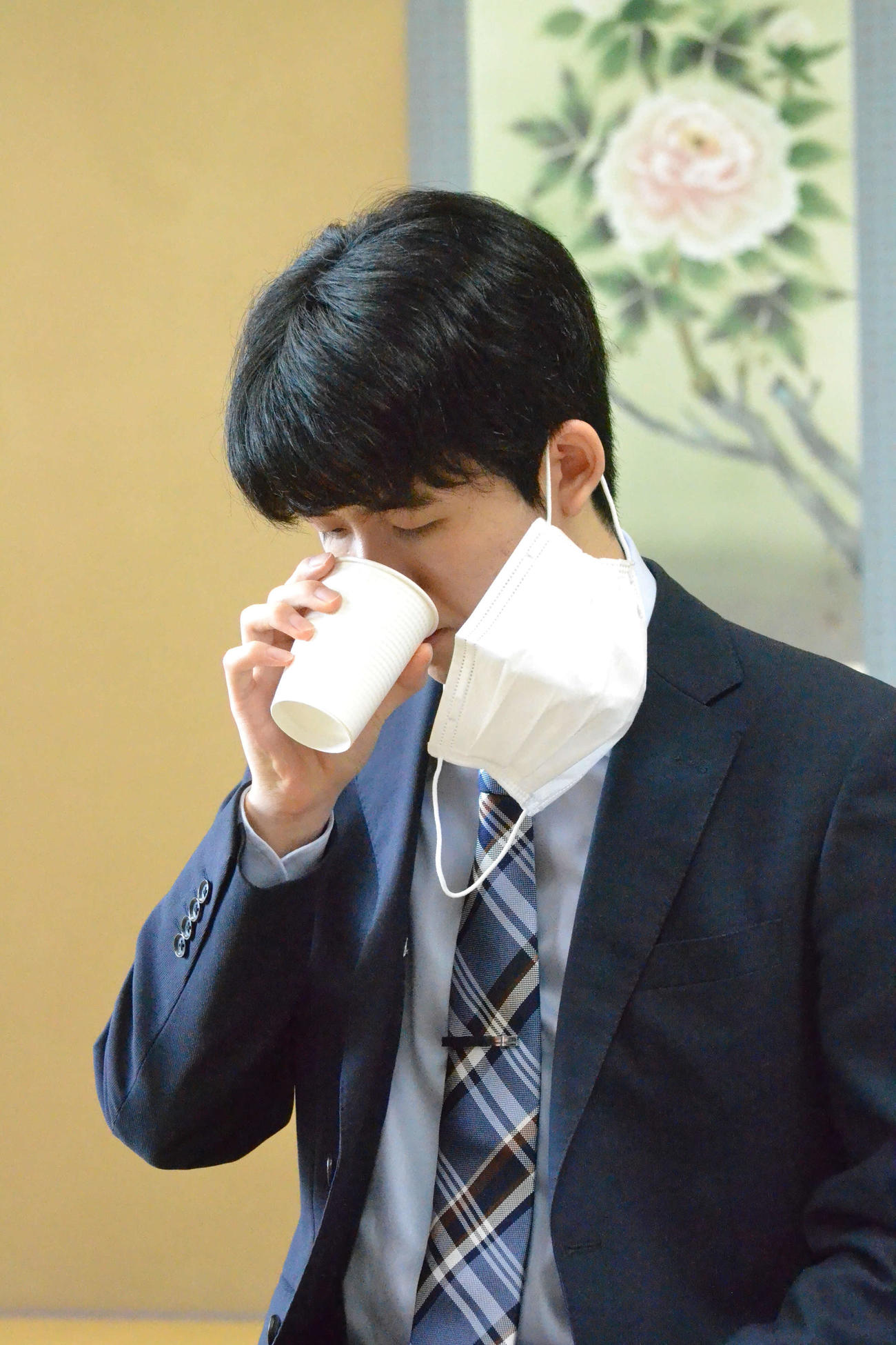 対局が始まると藤井聡太竜王はいつもの通り初手「お茶」
