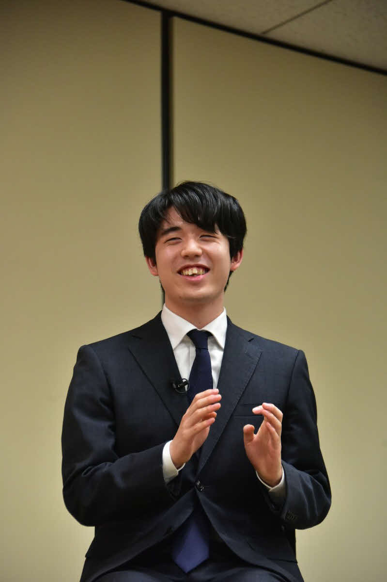 「史上初八冠達成、将棋・藤井聡太新王座が自戦解説」のトークショーで素顔を披露した藤井聡太王座（日本将棋連盟提供）