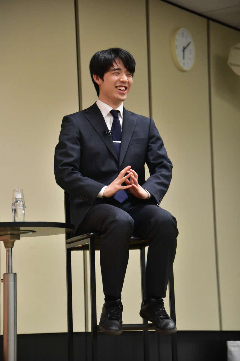 トークイベント「史上初八冠達成、将棋・藤井聡太新王座が自戦解説」のトークショーで素顔を披露した藤井聡太王座（日本将棋連盟提供）