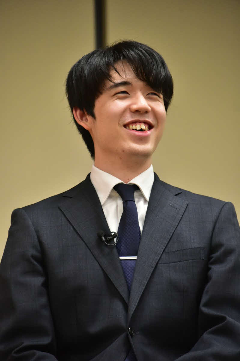 トークイベント「史上初八冠達成、将棋・藤井聡太新王座が自戦解説」で笑顔を見せる藤井聡太王座（日本将棋連盟提供）
