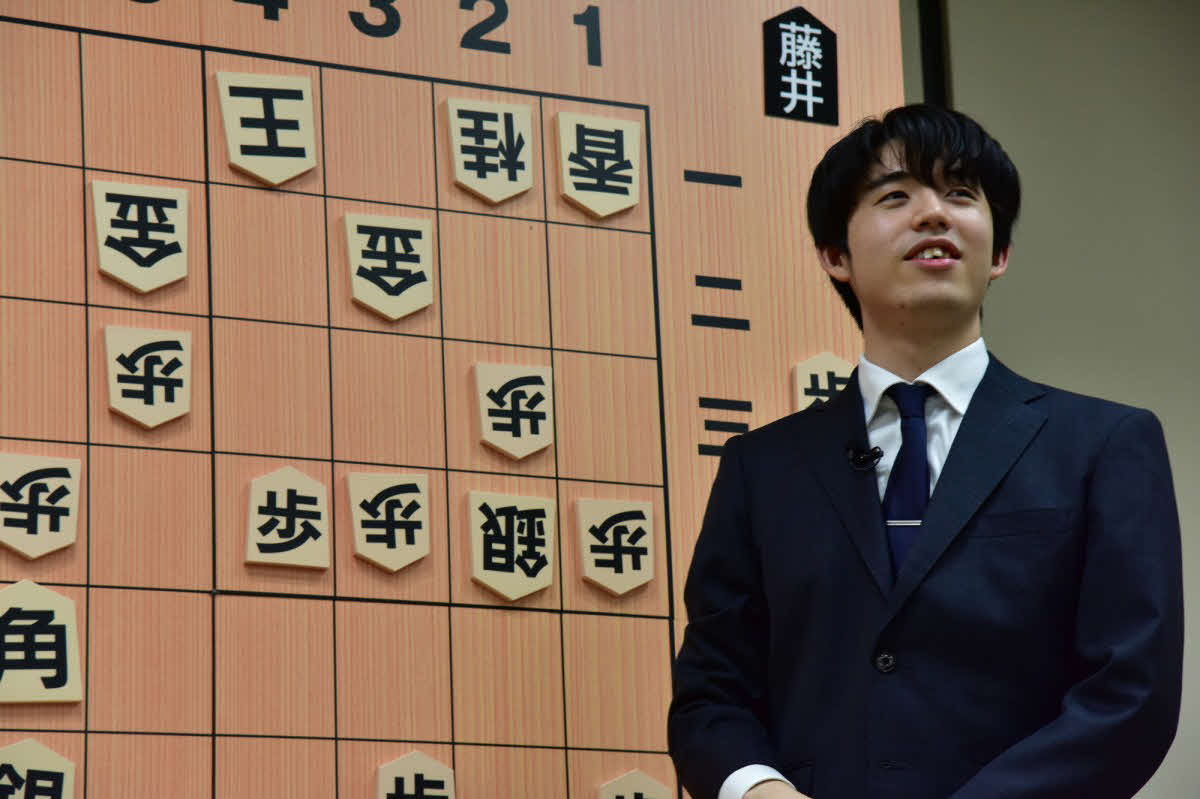 トークイベント「史上初八冠達成、将棋・藤井聡太新王座が自戦解説」のトークショーで素顔を披露した藤井聡太王座（日本将棋連盟提供）