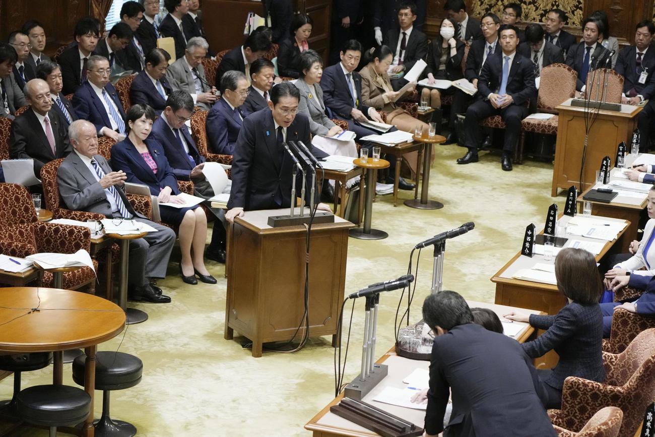 参院予算委で、辞表提出した柿沢法務副大臣に関しての質問に答弁する岸田首相（中央）（共同）
