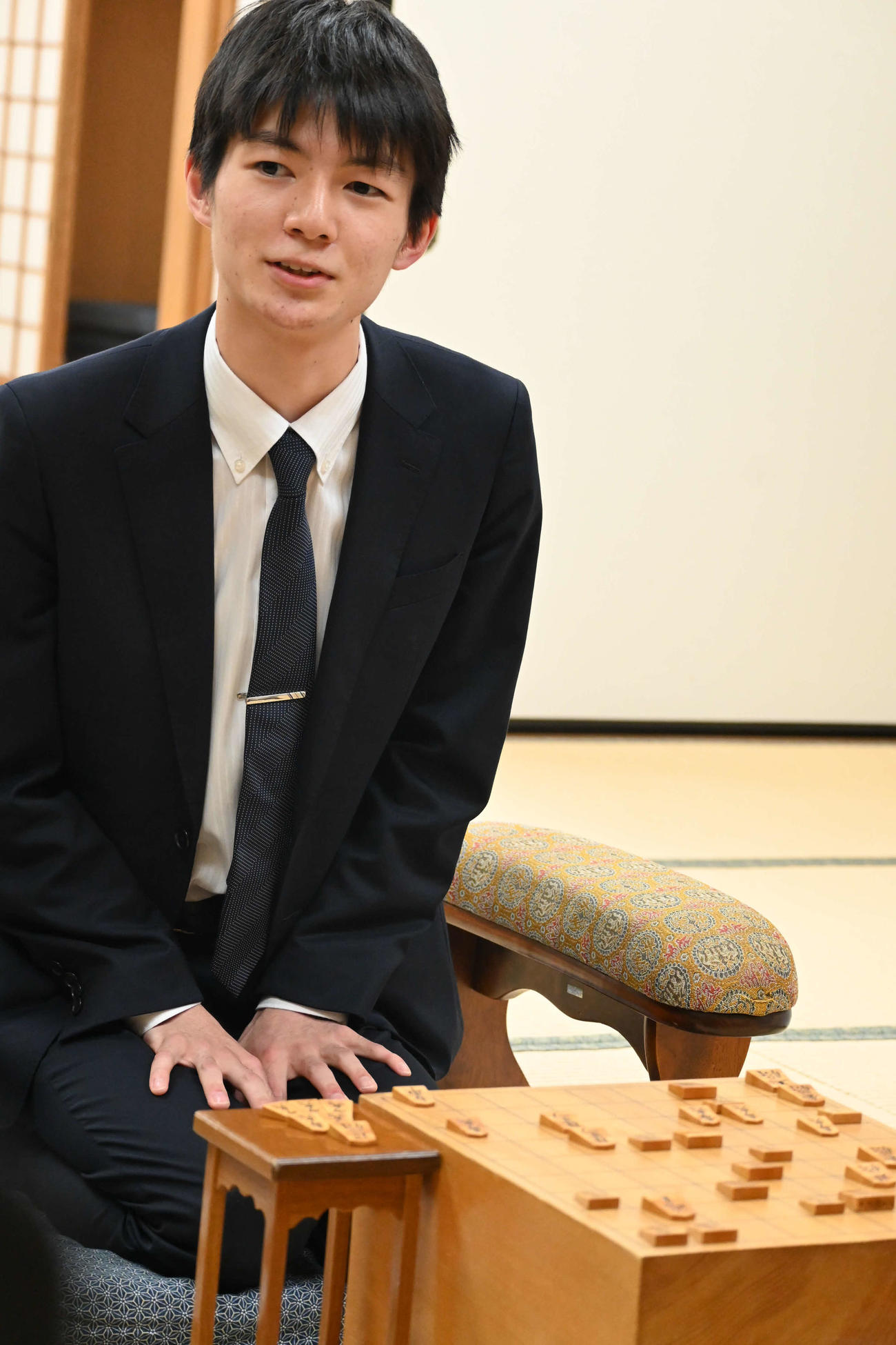 「新人王」を獲得し、取材に応じる上野裕寿四段（撮影・松浦隆司）