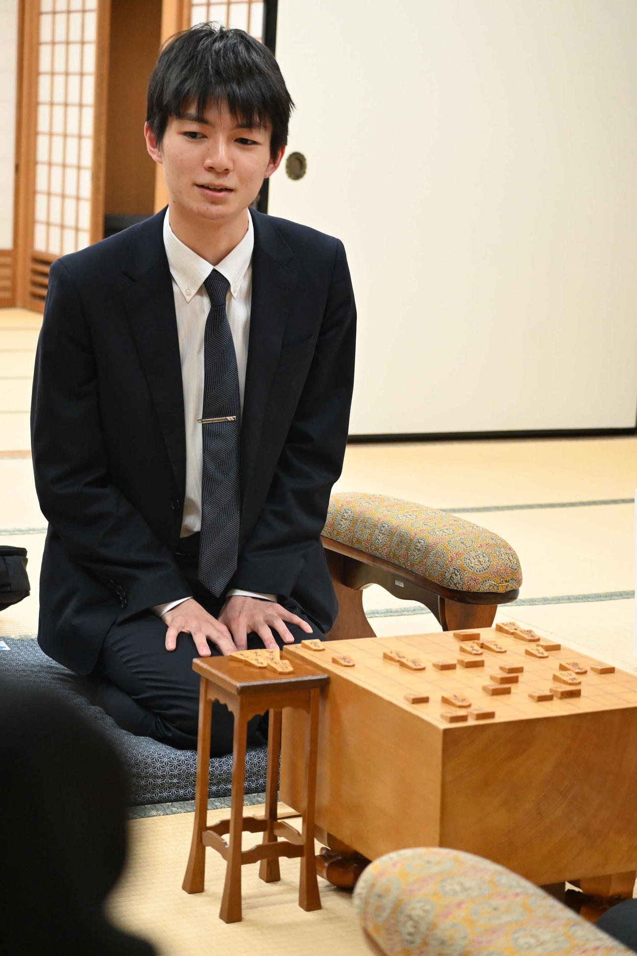 「新人王」を獲得し、取材に応じる上野裕寿四段（撮影・松浦隆司）