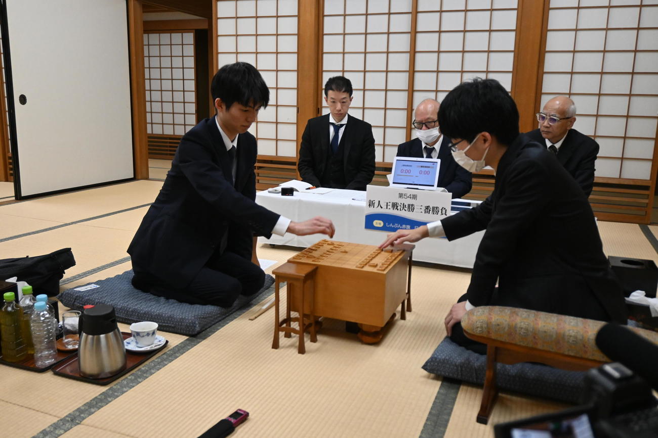 「新人王」を獲得した上野裕寿四段（左）藤本渚四段が感想戦を行う（撮影・松浦隆司）