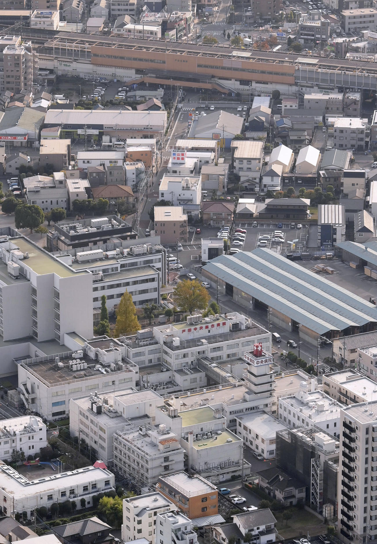 発砲したような大きな音があった戸田中央総合病院（下）。上はJR戸田公園駅（共同通信社ヘリから）