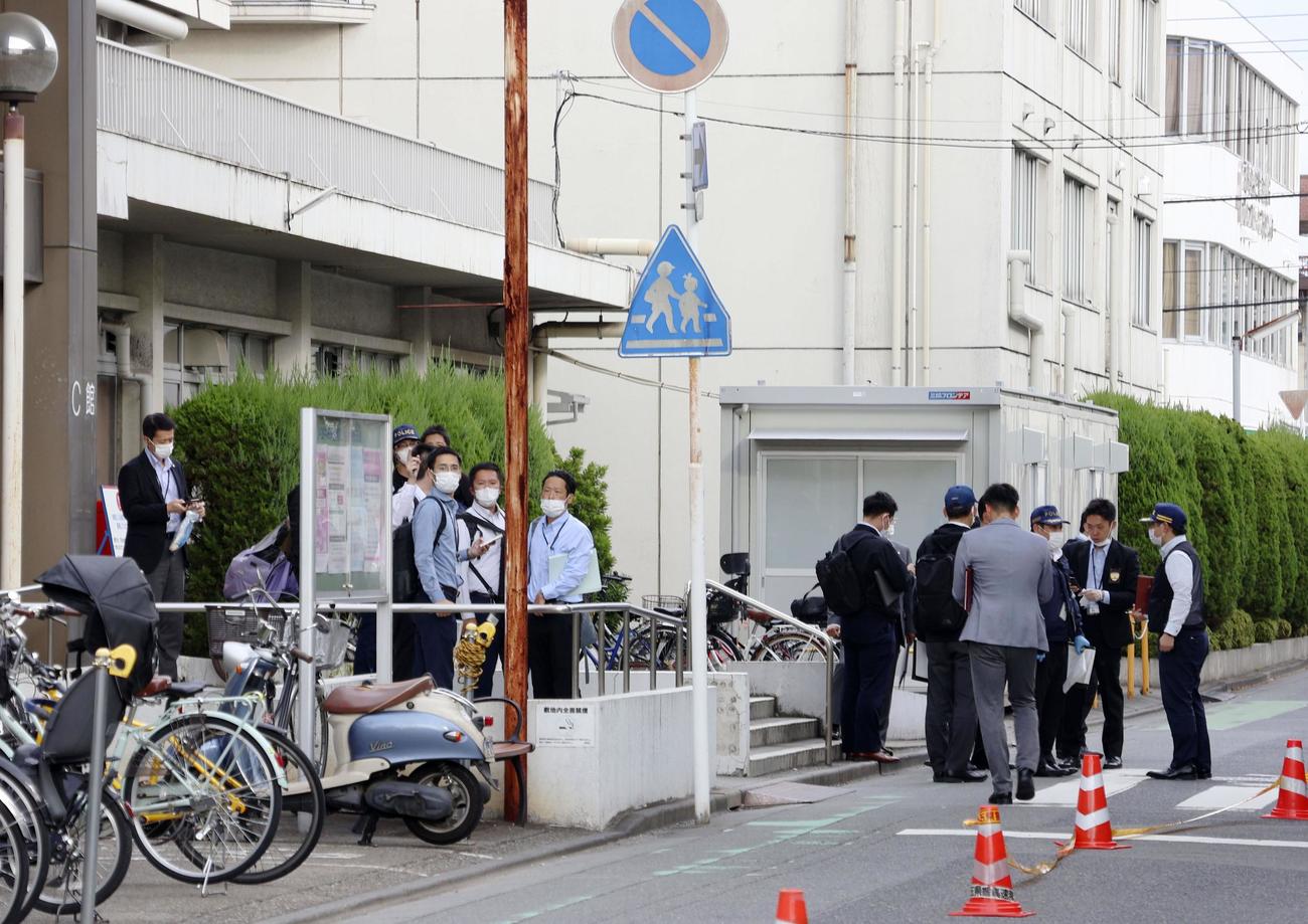 発砲したような大きな音があった戸田中央総合病院付近を調べる埼玉県警の捜査員（共同）