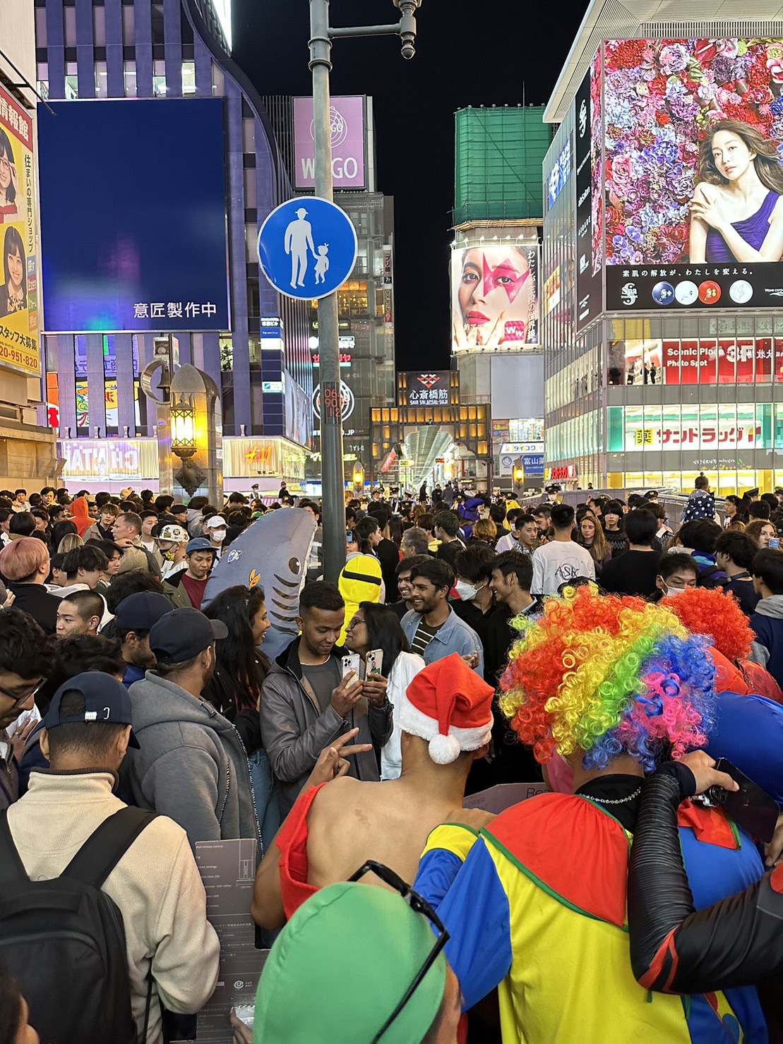 ハロウィンで仮装した人たちが道頓堀川にかかる戎橋に集まりごった返す　