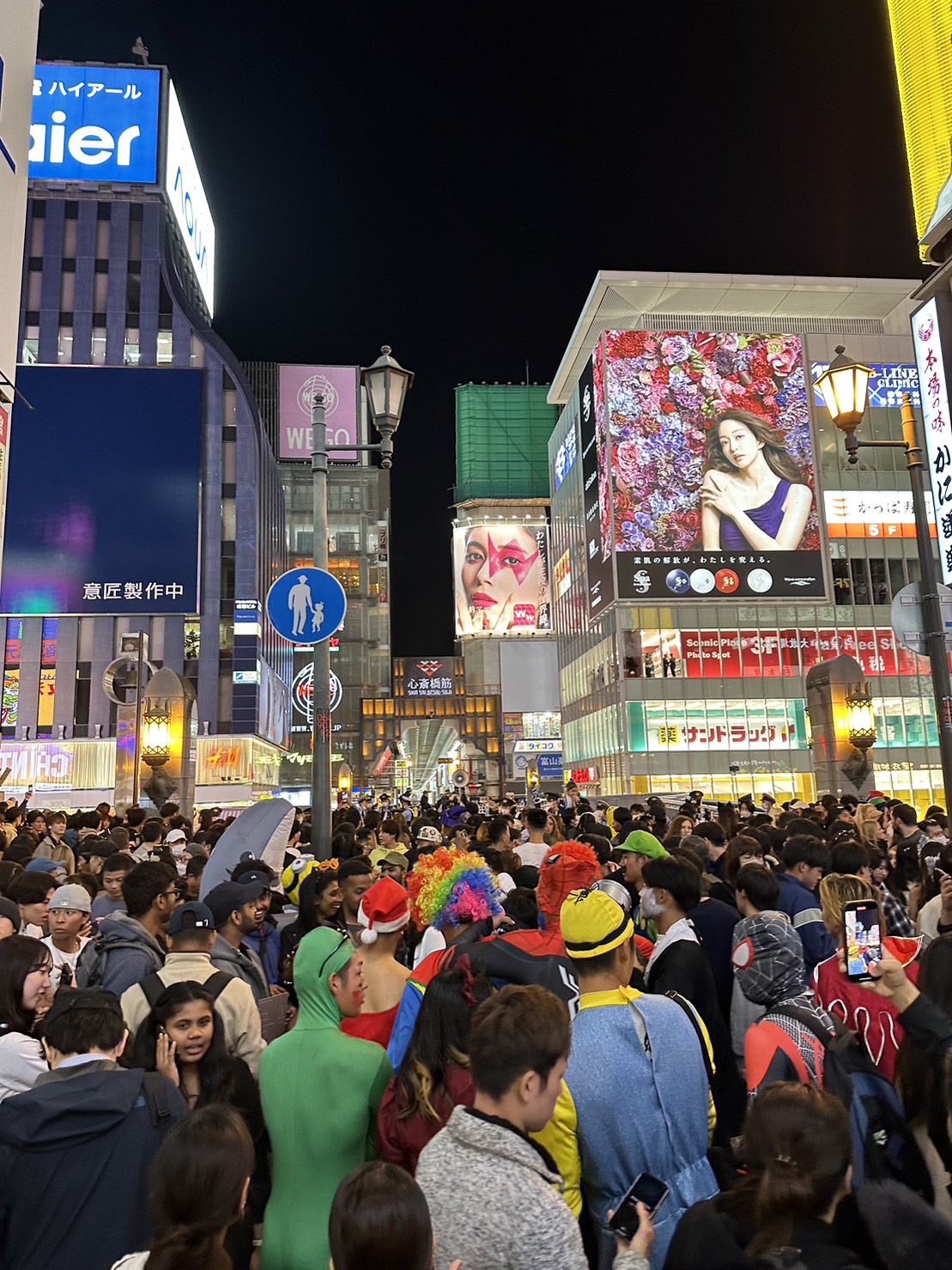 ハロウィンで仮装した人たちが道頓堀川にかかる戎橋に集まりごった返す　