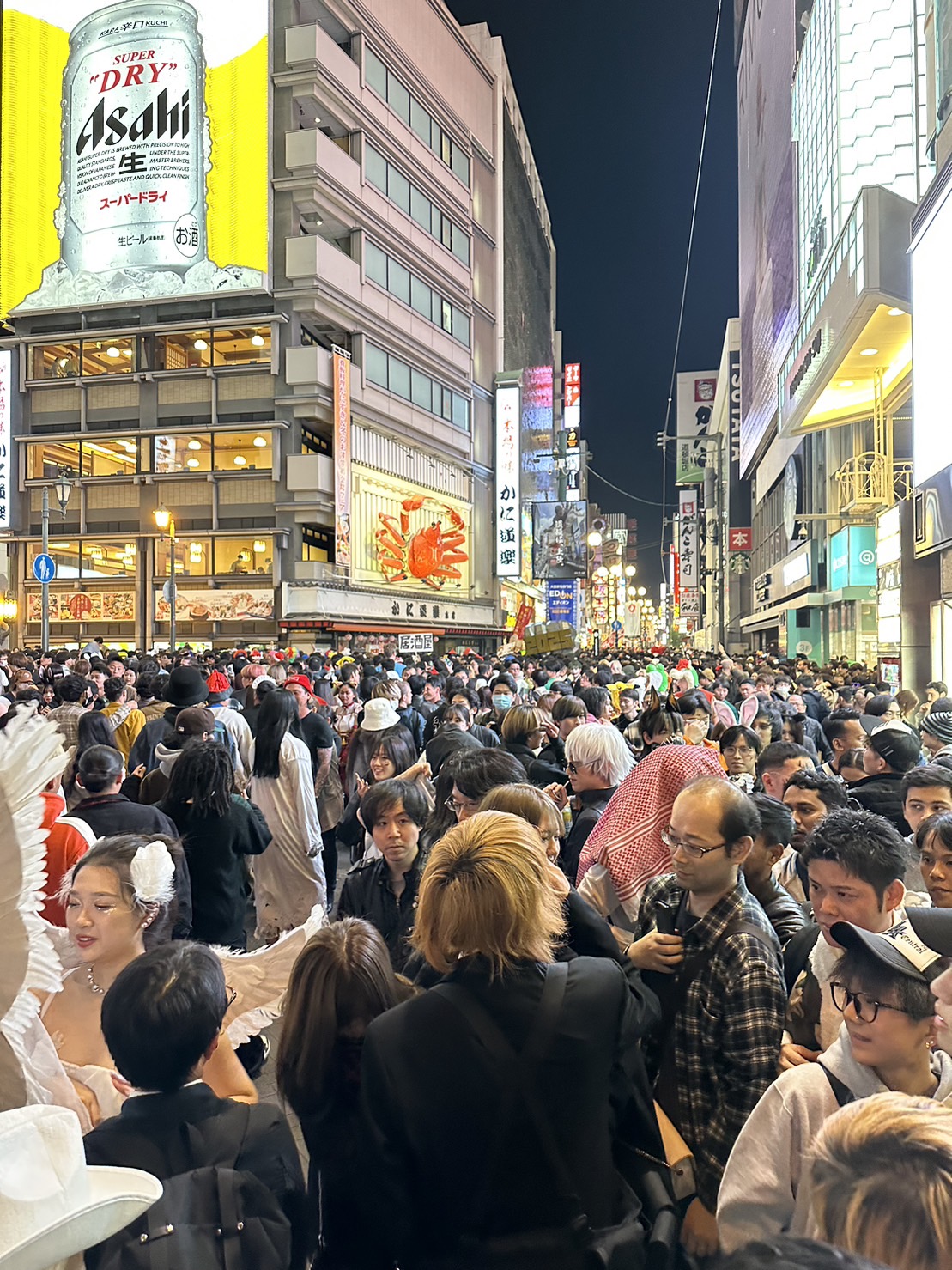 ハロウィンで仮装した人たちが道頓堀川にかかる戎橋にごった返したこともあり、通常より早めに店を閉めたかに道楽道頓堀本店