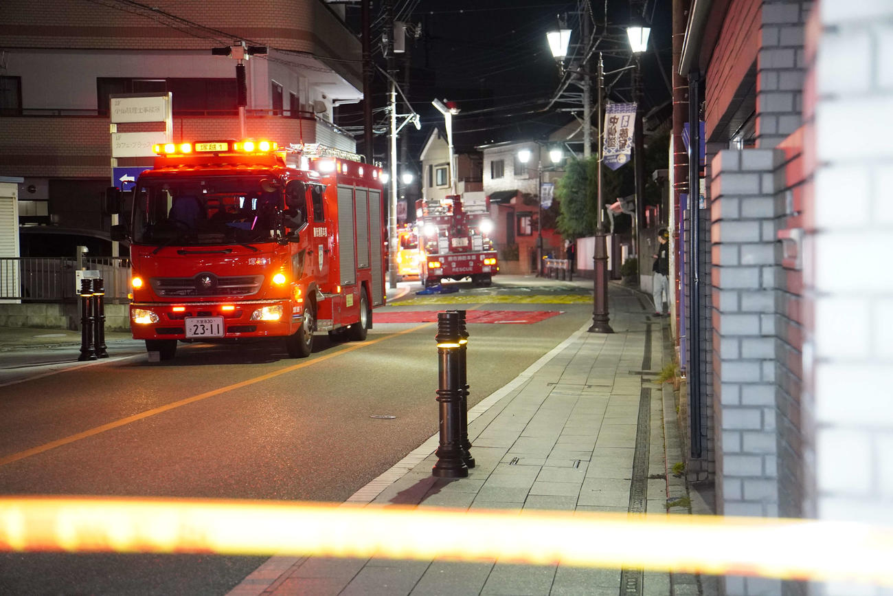 発砲事件があった埼玉県蕨市の現場近くでは、周囲の道路が封鎖され、捜査員らが出入りするなど騒然としていた（撮影・沢田直人）
