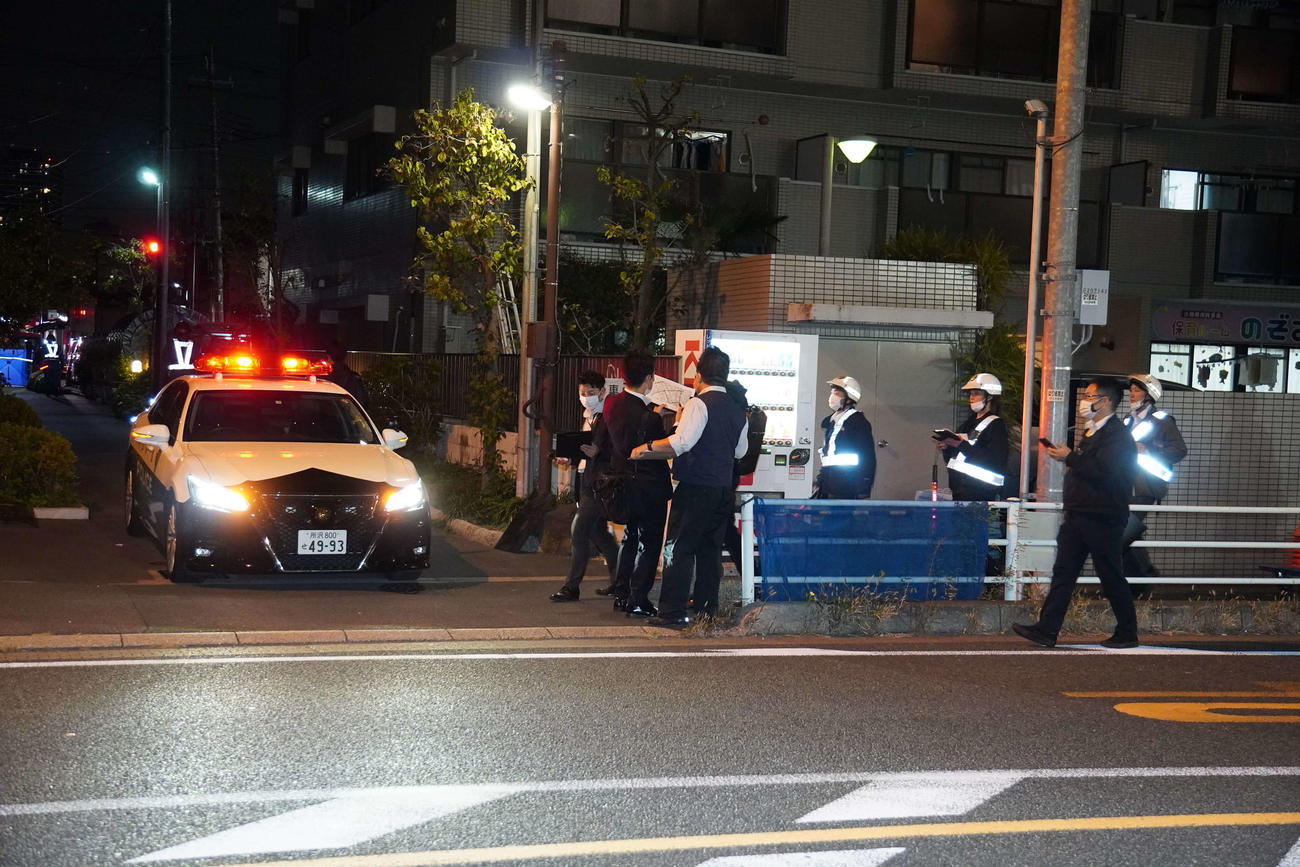 立てこもりが発生したとみられる現場近くを出入りする捜査員ら（撮影・沢田直人）