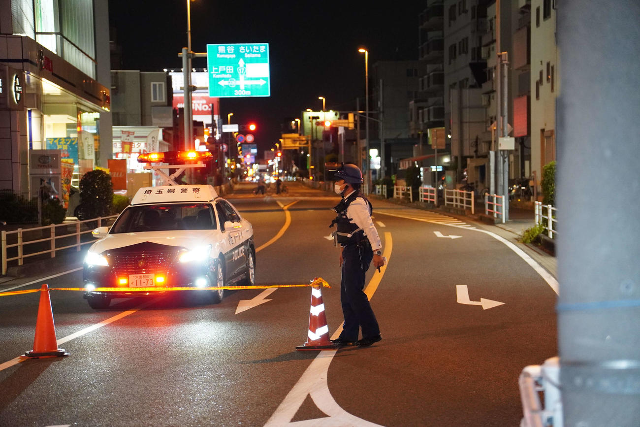 発砲事件があった埼玉県蕨市の現場近くでは、周囲の道路が封鎖され、捜査員らが出入りするなど騒然としていた（撮影・沢田直人）