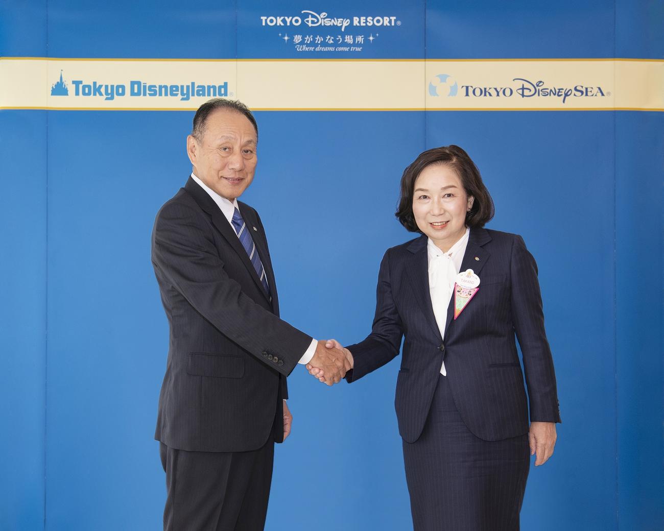 握手をする大和ハウス工業の芳井敬一社長とオリエンタルランドの高野由美子CEO（提供・オリエンタルランド）