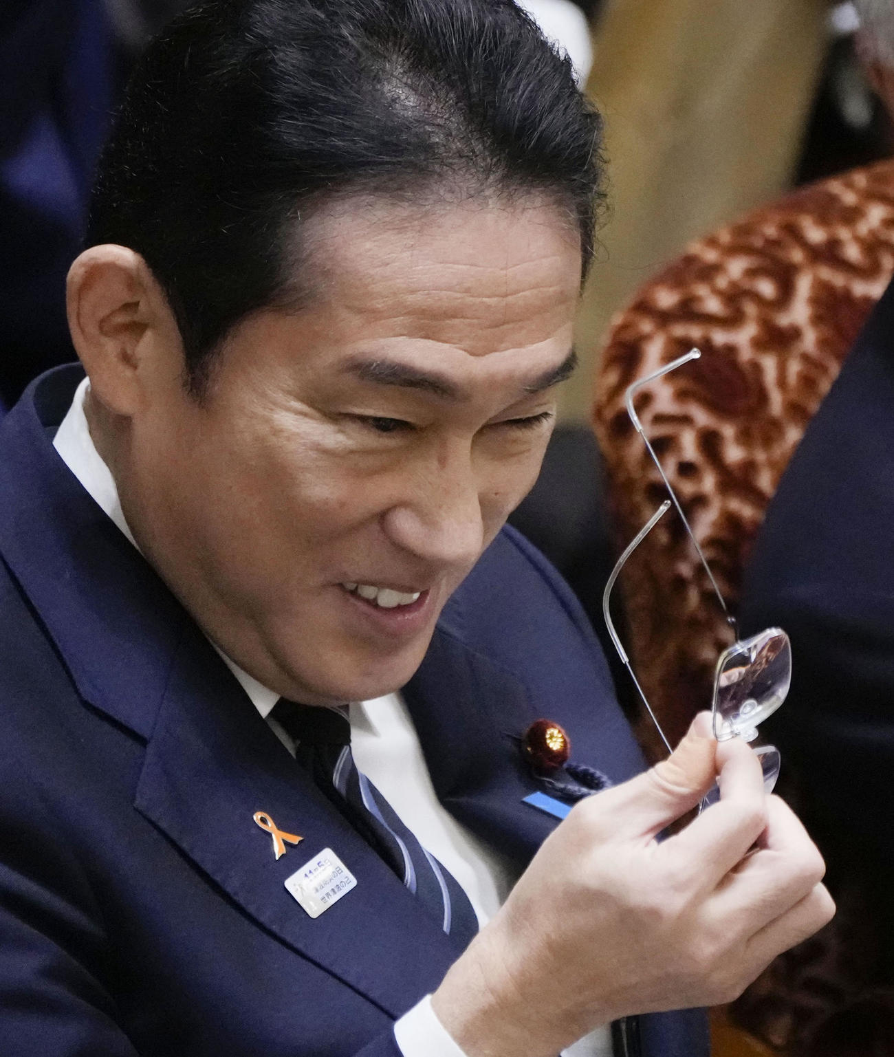 参院予算委でメガネを持つ岸田首相（共同）