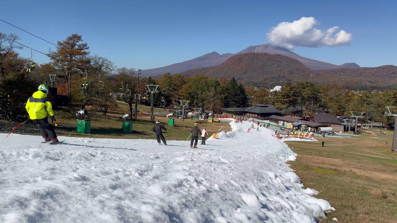 軽井沢プリンスホテルスキー場のオープン初日は紅葉を見ながらの滑走となった