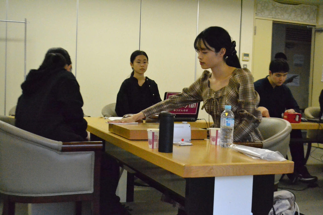 女流名人戦挑戦者決定リーグ初参加の星合志保三段（右）は盤をふいて対局の準備