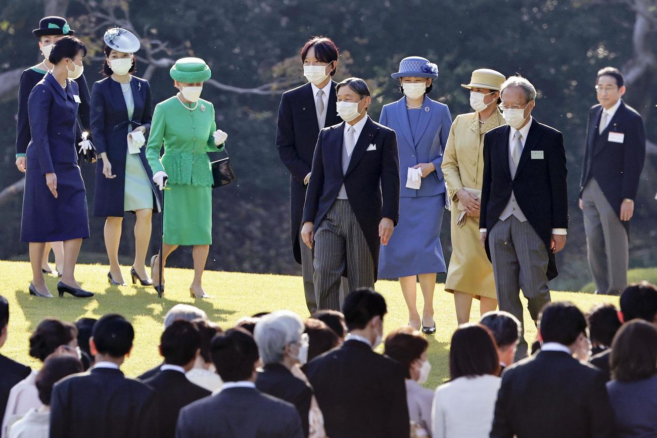 秋の園遊会に臨まれる天皇、皇后両陛下、秋篠宮ご夫妻ら。右端は岸田首相＝2日午後、東京・元赤坂の赤坂御苑（共同）