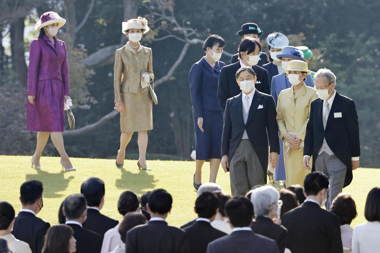 秋の園遊会に臨まれる天皇、皇后両陛下、秋篠宮ご夫妻ら＝2日午後、東京・元赤坂の赤坂御苑（共同）