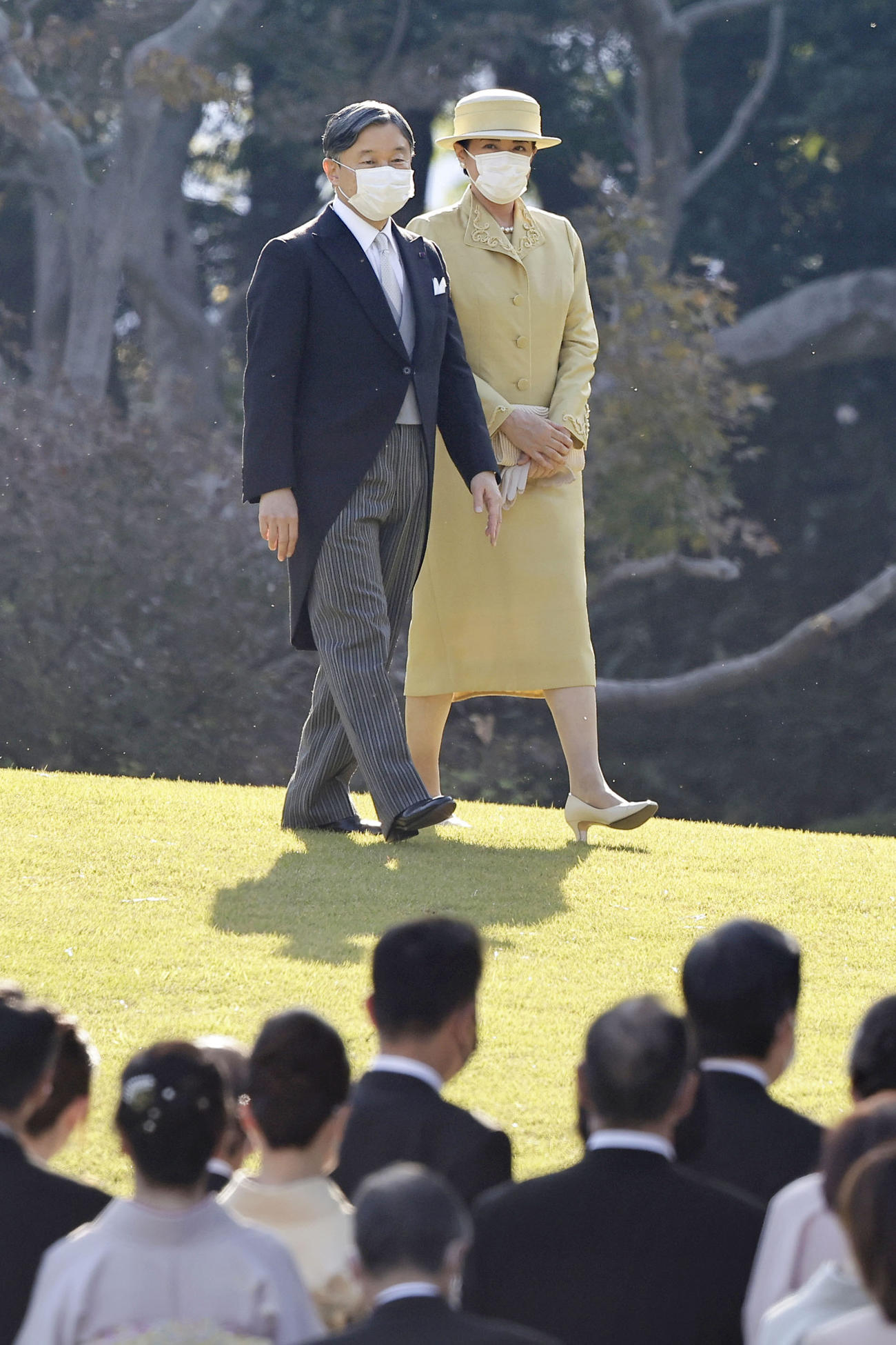 秋の園遊会に臨まれる天皇、皇后両陛下＝2日午後、東京・元赤坂の赤坂御苑（共同）