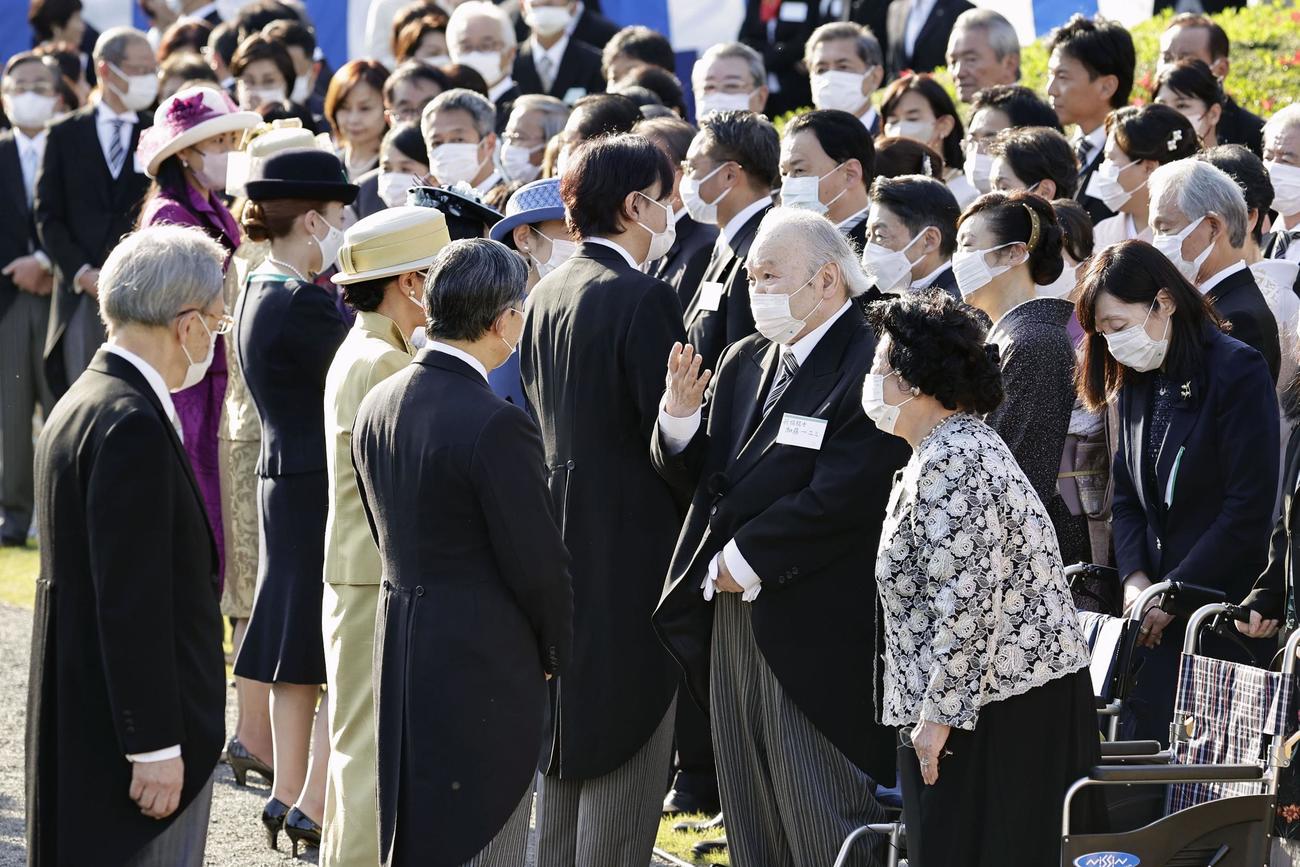 秋の園遊会で、将棋の加藤一二三氏（手前右から2人目）らと話される天皇、皇后両陛下（共同）
