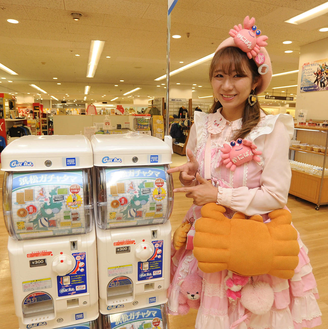 自身のアイテム2種が交じる浜松ガチャタマをPRするかにぱんお姉さん