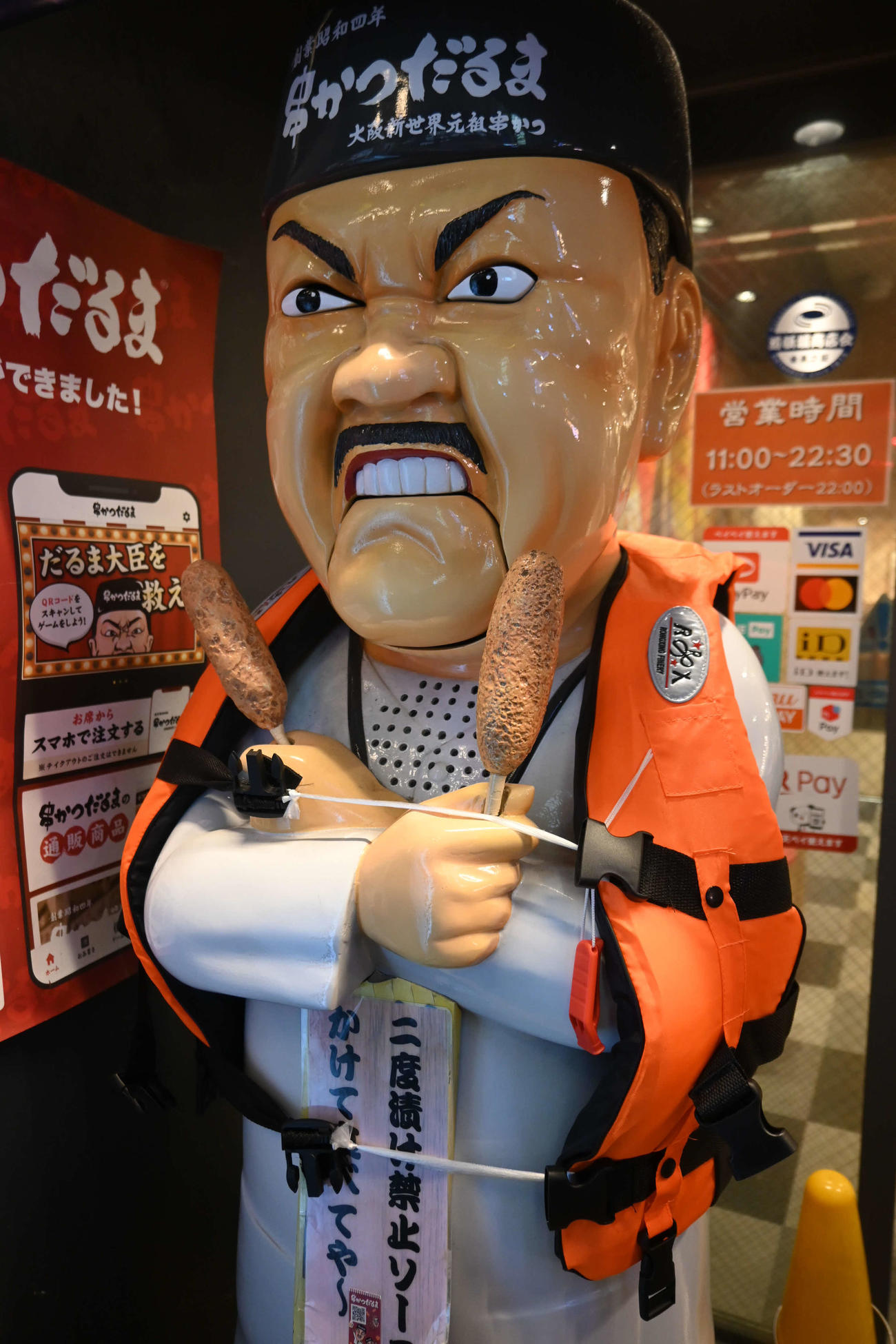 阪神の日本一に備え、串カツ店「串かつだるま」のシンボル像「だるま大臣」は救命胴衣を着用（撮影・松浦隆司）