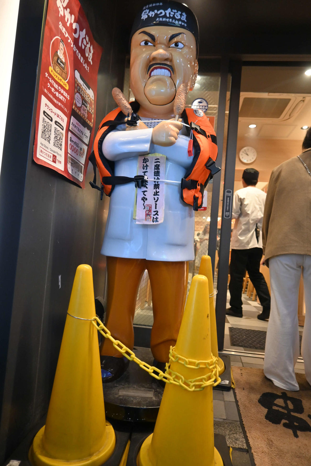阪神の日本一に備え、串カツ店「串かつだるま」のシンボル像「だるま大臣」は救命胴衣を着用（撮影・松浦隆司）