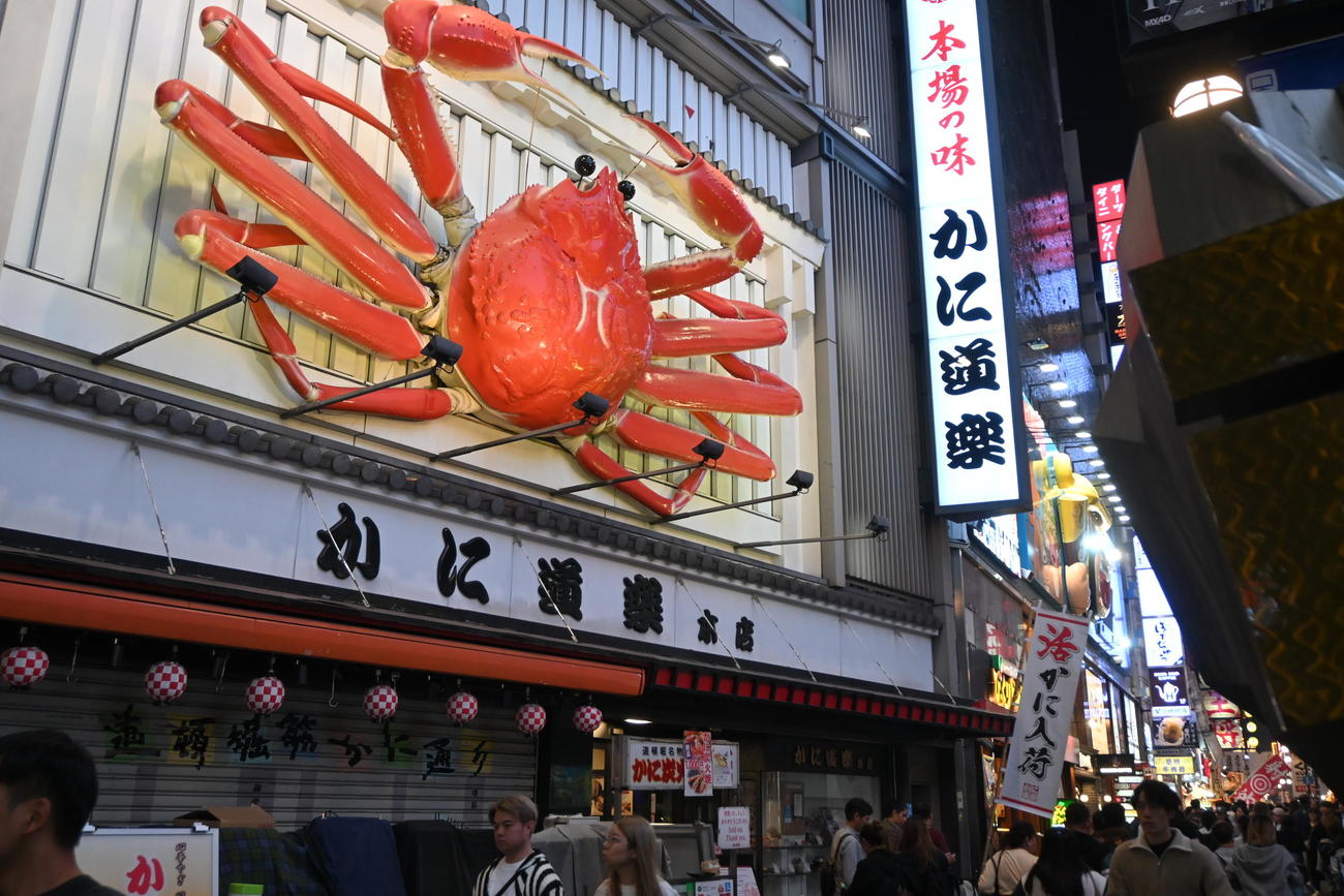 「かに道楽」道頓堀本店の名物の動く巨大カニ看板（撮影・松浦隆司）