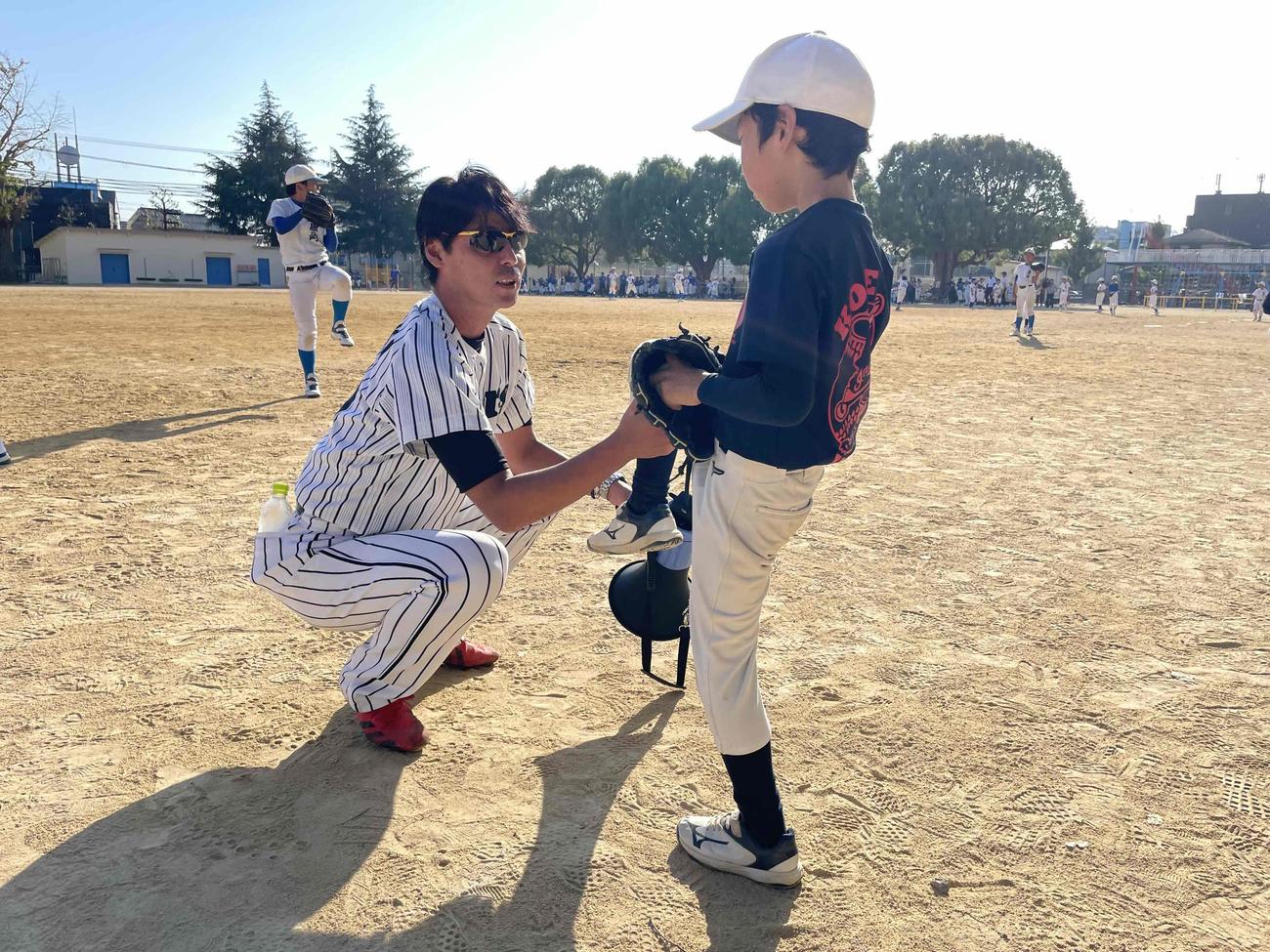 神戸市で少年少女野球教室を行った阪神OBら