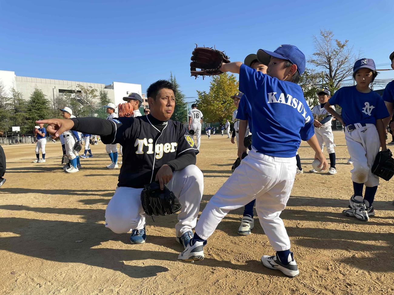 神戸市で少年少女野球教室を行った阪神OBら
